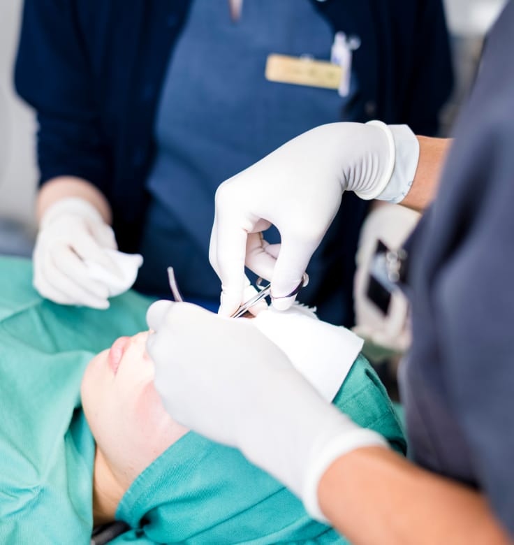 安全管理を徹底しながら行われる、専門的なフェイシャル施術の様子